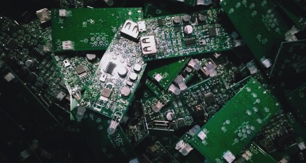 做好的<a href='/new/175.html' style='color: blue;' target='_blank'><a href='/new/175.html' style='color: blue;' target='_blank'>PCB</a></a>A板未規(guī)范放置，容易出現(xiàn)撞件